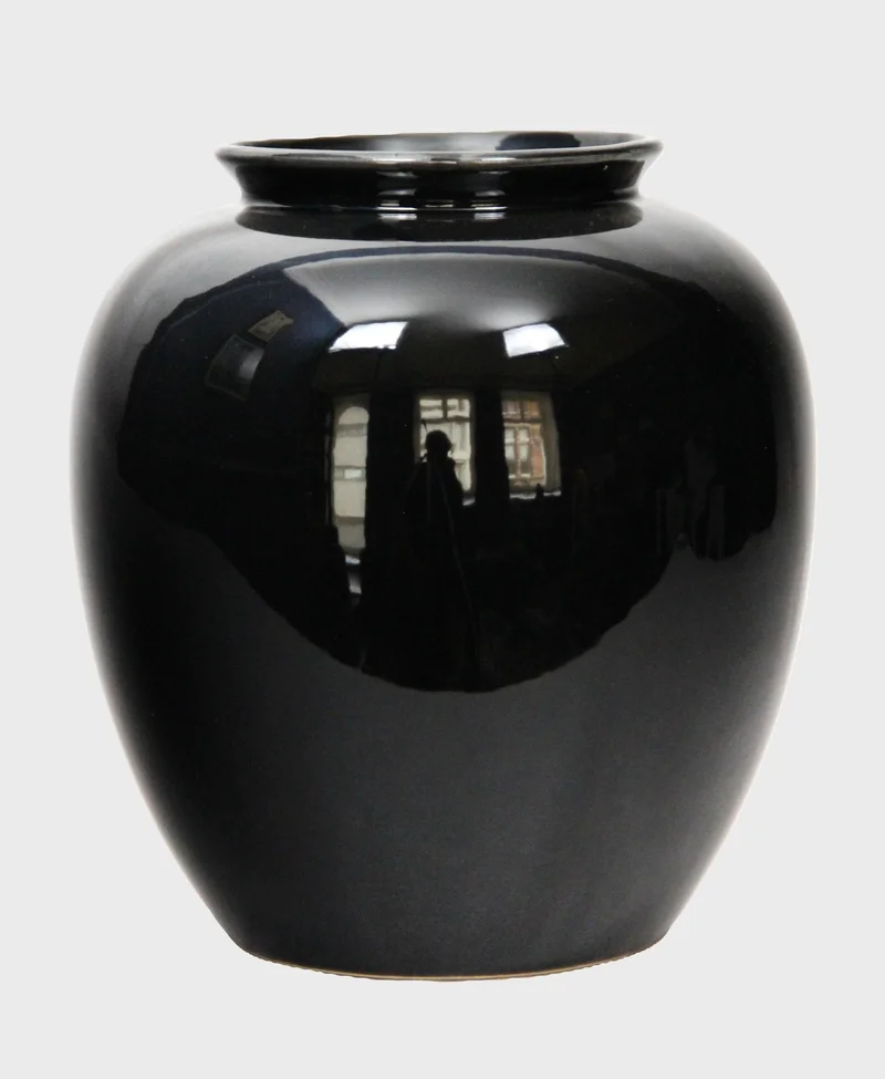 Vintage vaas (5) - Porselein › Vazen - €45.00 - Vintage vaas, zwart geglazuurd
1960-1980
20cm hoog, diameter 18cm