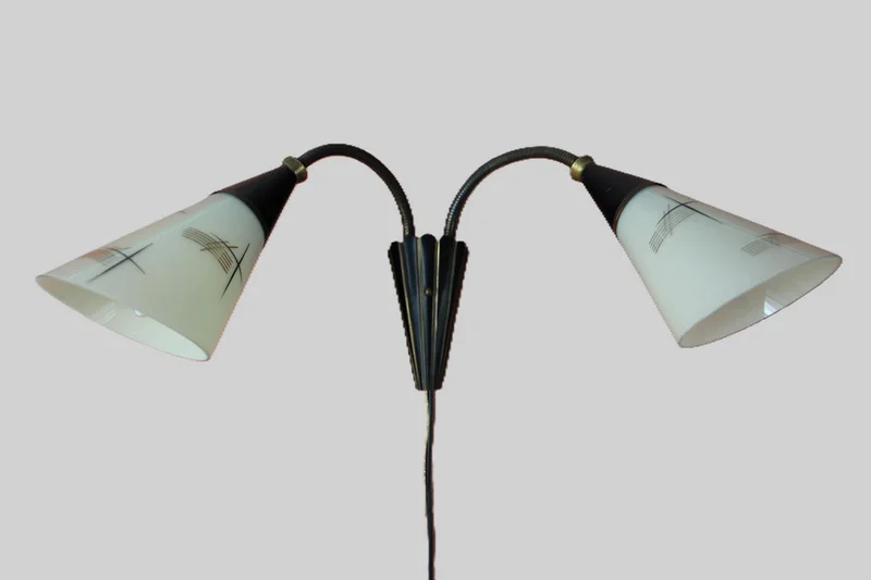 Vintage wandverlichting - Diversen › Verlichting - €80.00 - Wandlamp met twee verstelbare schemerlampjes.
47cm breed, 20cm hoog.
Frankrijk.