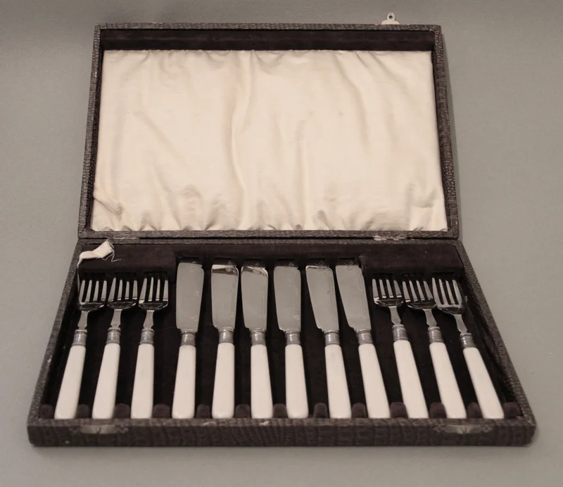 Visbestek - Zilver › Serviesgoed - €45.00 - Visbestek voor 6 personen metgrepen in been.
Gemerkt EPNS
a 1930