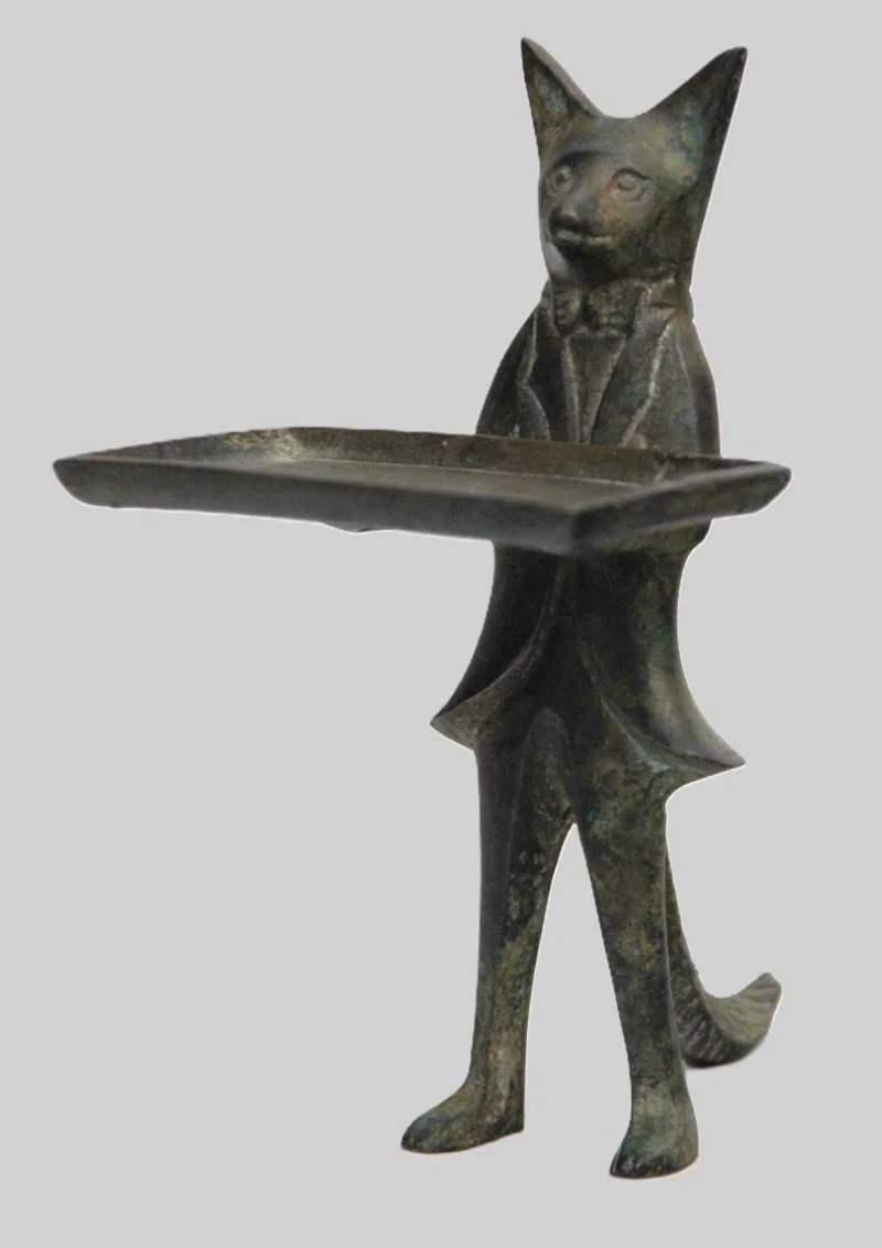 Visitekaartdrager - Diversen › Figuren - €135.00 - Visitekaartdrager in vorm van een vos.
Gietijzer
17cm hoog, 10cm breed