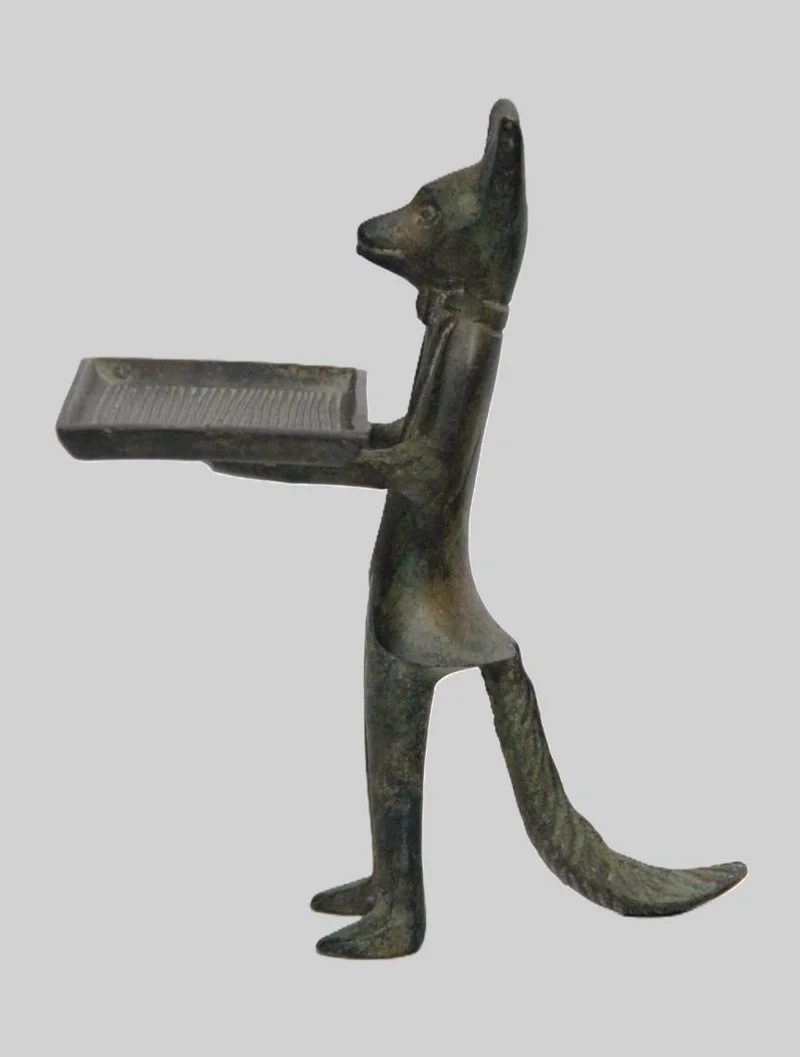 Visitekaartdrager - Diversen › Figuren - €135.00 - Visitekaartdrager in vorm van een vos.
Gietijzer
17cm hoog, 10cm breed