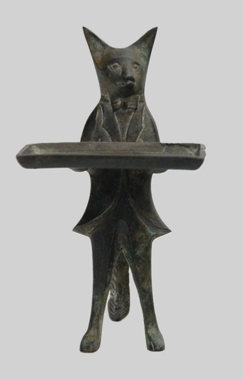 Visitekaartdrager - Diversen › Figuren - €135.00 - Visitekaartdrager in vorm van een vos.
Gietijzer
17cm hoog, 10cm breed