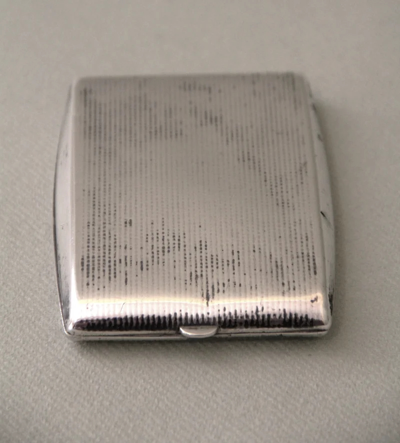 Visitekaarthouder (1) - Zilver › Diversen - Verzilverde visitekaarthouder
9 x 7 cm
Licht gedeukt aan onderzijde