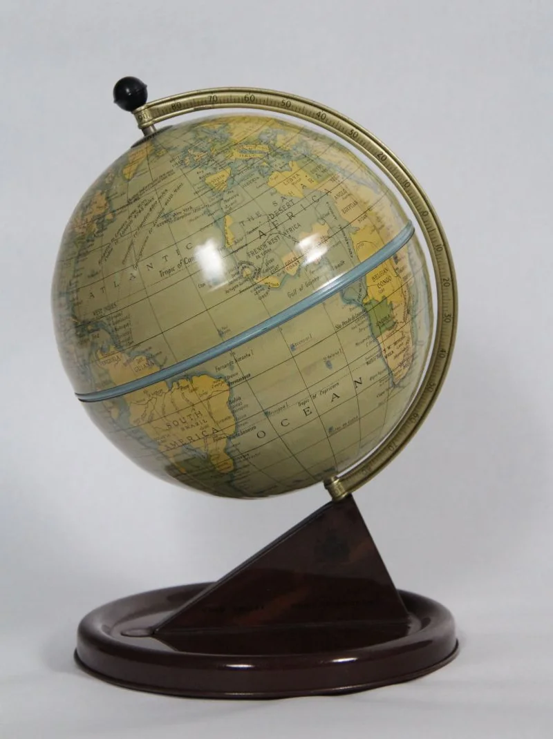 Wereldbol in plaatmetaal - Diversen › Varia - €45.00 - Kleine wereldbol met gedetailleerde landmarkering.
Vervaardigd in Engeland "Chad Valley", met vermelding op de voet: "By appointment, her majesty Queen Elizabeth, the Queen mother"
Vermoedelijk ca 1950-1960
29cm hoog; 18cm diameter