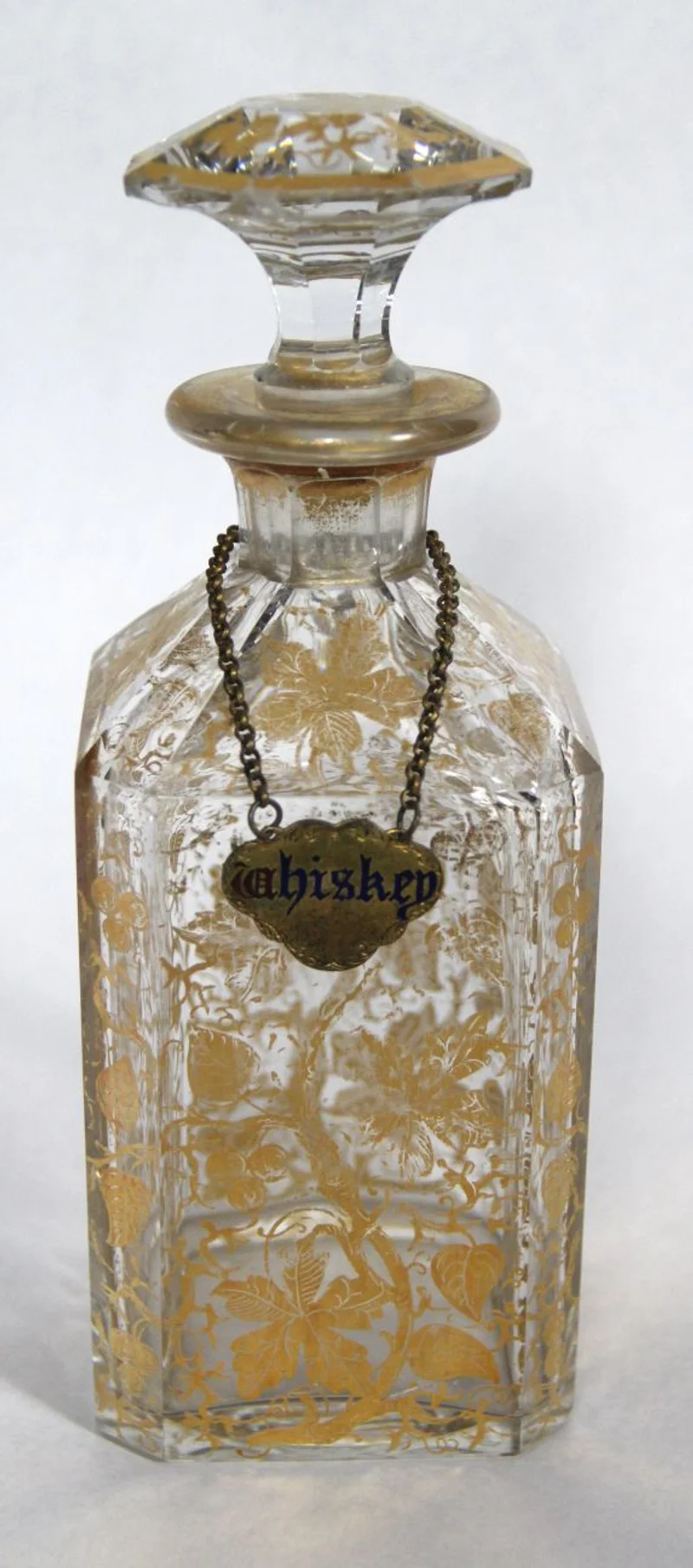 Whiskeykaraf met verguld decor - Glas › Karaffen - €25.00 - Vierkante kristal karaf met oorspronkelijke stop en oorspronkelijk label voor "Whiskey". Zowel karaf als stop versierd met gouddecoratie.
Behoorde oorspronkelijk tot een set uit een likeurkoffertje.
20cm hoog; 7.5cm vierkant
Napoleon III periode; 1850/1870