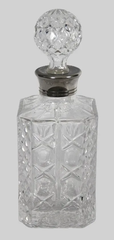 Whiskykaraf met verzilverde nek.