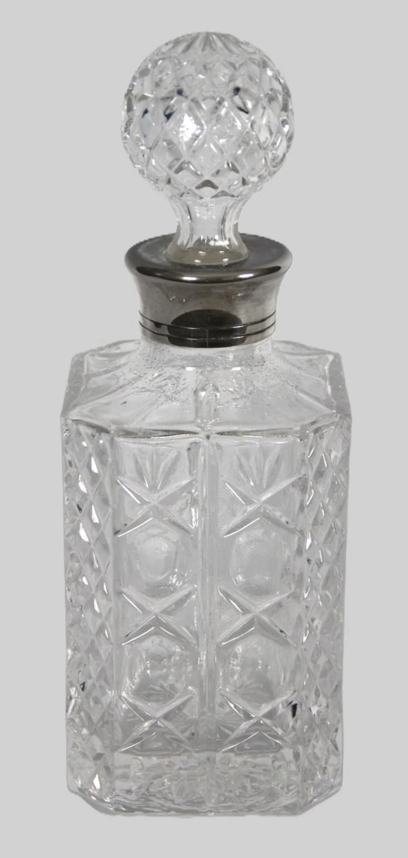 Whiskykaraf met verzilverde nek. - Glas › Karaffen - €45.00 - Een diamant geslepen karaf in kristal met een verzilverde nek.
27cm hoog.
Vroege 20e eeuw.