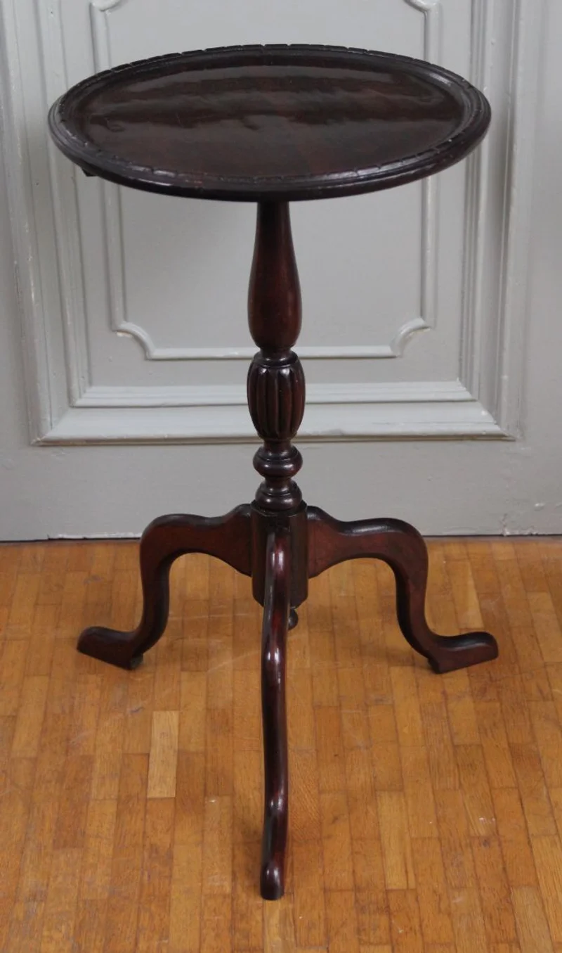 Wijntafeltje - Meubel › Bijzetmeubel - €150.00 - Wijntafeltje in diverse houtsoorten, grotendeels beukenhout, gekleurd in donker mahonie.
56cm hoog, 33cm diameter.
Handgepolitoerd op oude wijze.
Late 19e eeuw