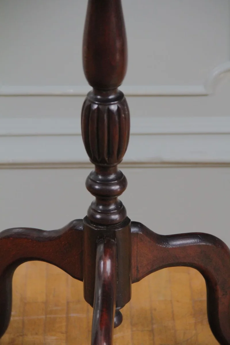 Wijntafeltje - Meubel › Bijzetmeubel - €150.00 - Wijntafeltje in diverse houtsoorten, grotendeels beukenhout, gekleurd in donker mahonie.
56cm hoog, 33cm diameter.
Handgepolitoerd op oude wijze.
Late 19e eeuw