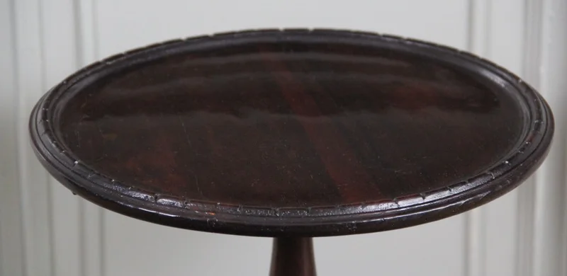 Wijntafeltje - Meubel › Bijzetmeubel - €150.00 - Wijntafeltje in diverse houtsoorten, grotendeels beukenhout, gekleurd in donker mahonie.
56cm hoog, 33cm diameter.
Handgepolitoerd op oude wijze.
Late 19e eeuw