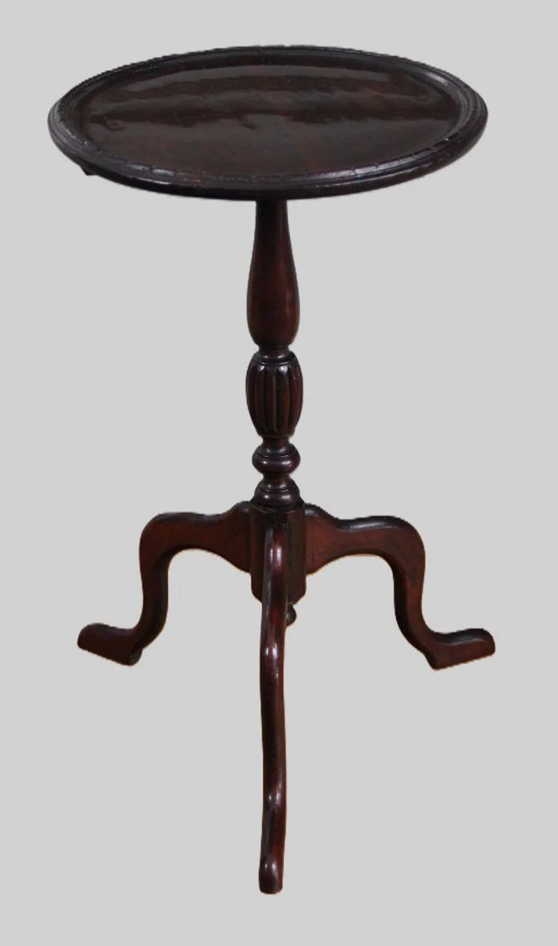 Wijntafeltje - Meubel › Bijzetmeubel - €150.00 - Wijntafeltje in diverse houtsoorten, grotendeels beukenhout, gekleurd in donker mahonie.
56cm hoog, 33cm diameter.
Handgepolitoerd op oude wijze.
Late 19e eeuw