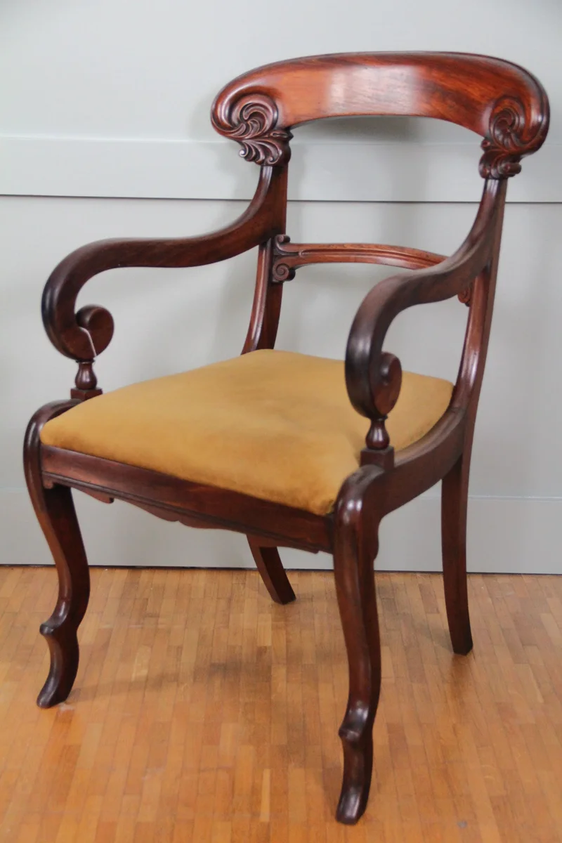 William IV armzetel - Meubel › Zitmeubels - €275.00 - Mahoniehouten armstoel uit de William IV periode met inlegzit.
50cm breed, 50cm diep, 90cm hoog.
1830-1837