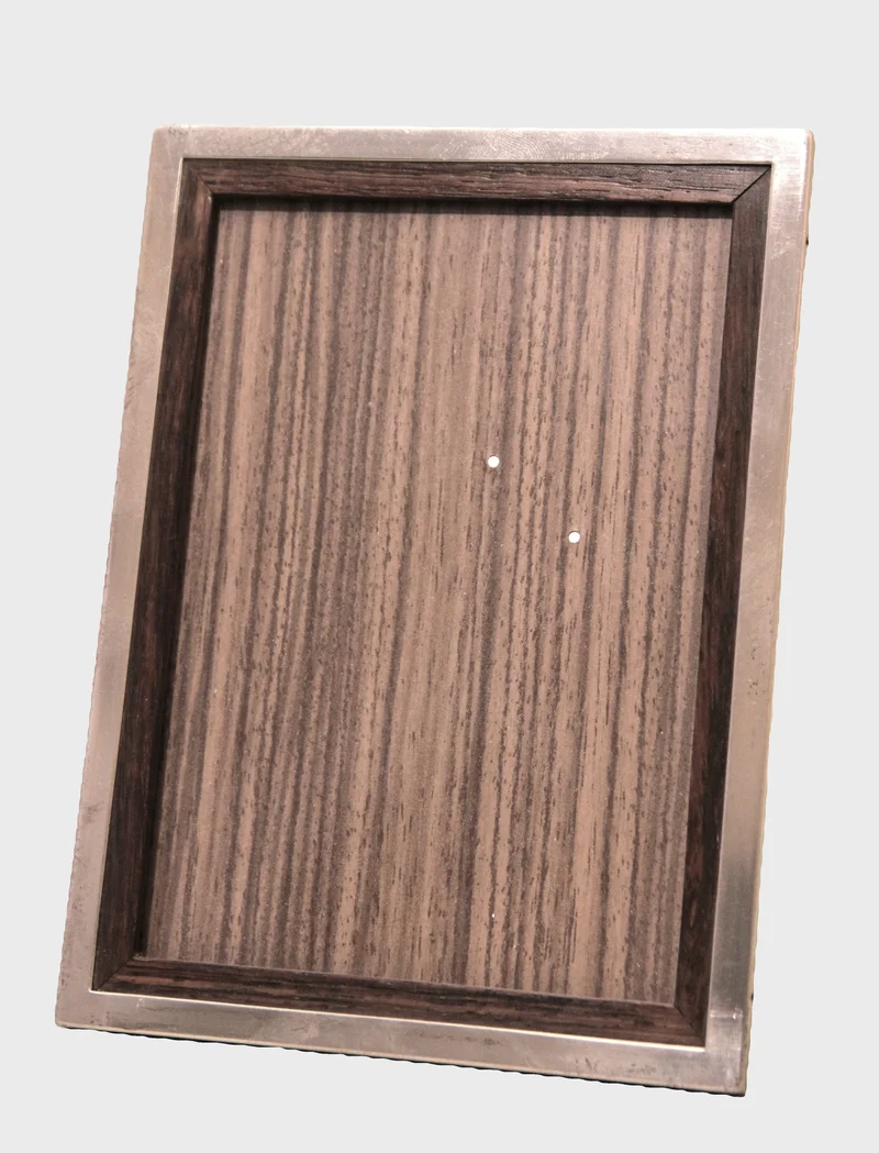 Zilver fotolijst - Zilver › Diversen - €195.00 - Eén van een paar zilver fotolijstjes met een binnenlijst in palissanderhout.
Eén lijst 21 x 16 cm, één lijst 17 x 12.5 cm
Gemerkt: Silver .925

Prijs voor het paar