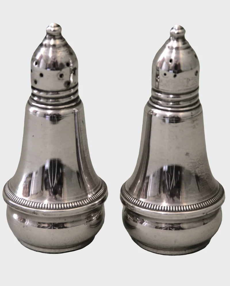 Zout- en peperstrooier - Zilver › Serviesgoed - €30.00 - Paar strooiers, gemerkt Stirling Weighted.
10cm hoog
20e eeuw

Prijs voor het paar